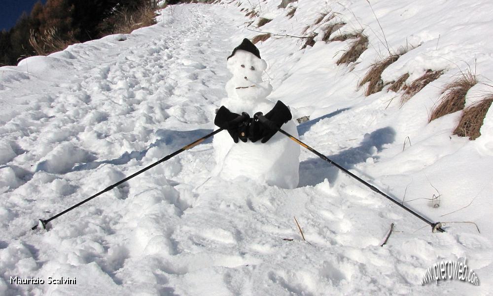 08 Si costruiscono pupazzi di neve..JPG